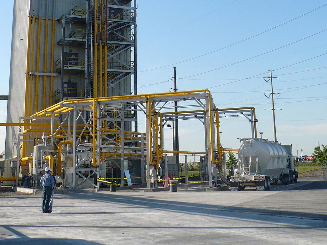 Coal injection vessel and hopper arrangement