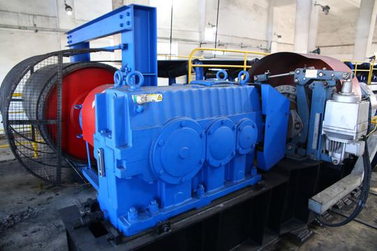 Bevel helical gearbox with output shaft
