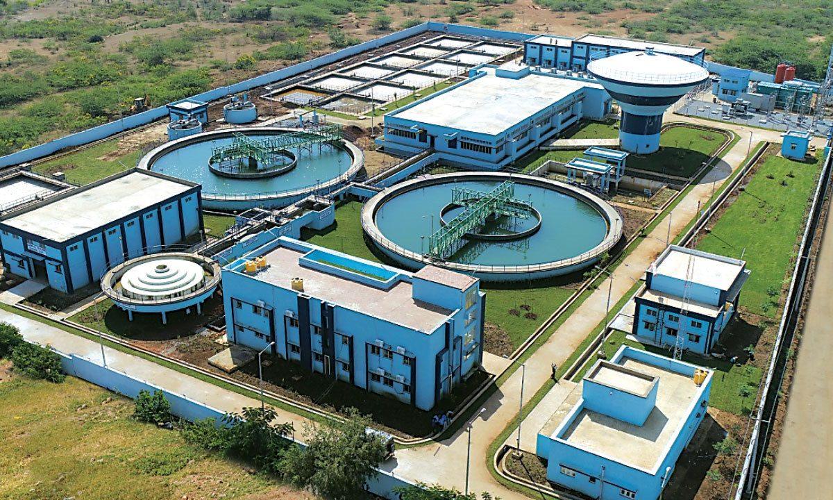 Water treatment plant with clarifiers and filter beds