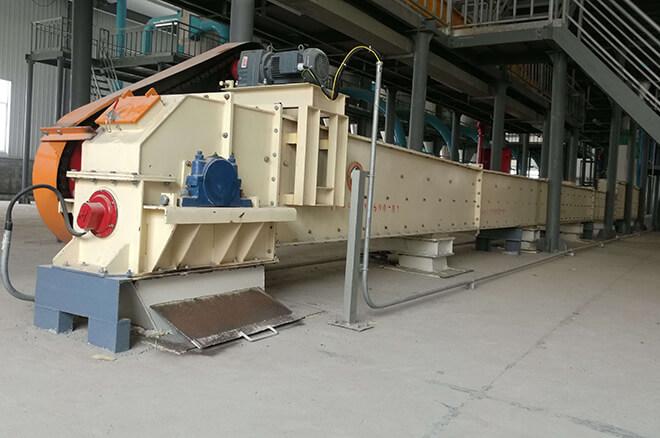 Chain-and-flight wet scraper conveyor installed in a trough