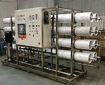 Reverse osmosis skid with membrane housings and control panel